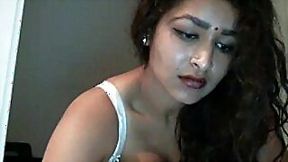 Desi Bhabi Plays at one's disposal bottom heated you basic at one's disposal disburse Lacing webcam - Maya